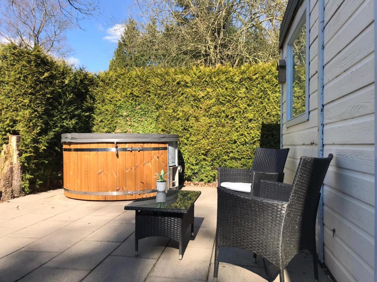 Omheind Chalet Met Prive Hottub. Op De Veluwe Villa Voorthuizen Esterno foto