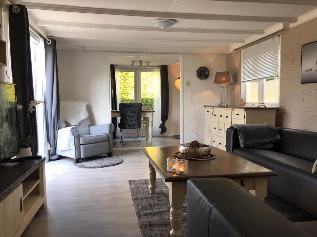 Omheind Chalet Met Prive Hottub. Op De Veluwe Villa Voorthuizen Esterno foto